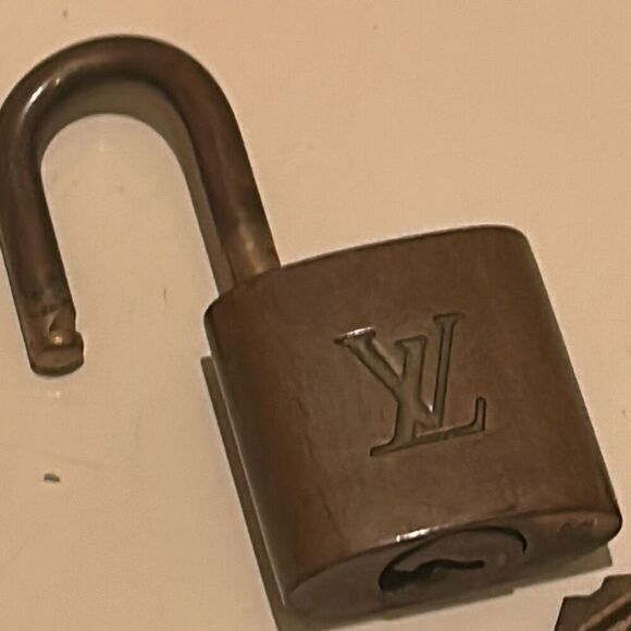 Louis Vuitton Paris Women's Padlock Lock & Key Gold Brass #320 Authentic LV - Picture 6 of 8
